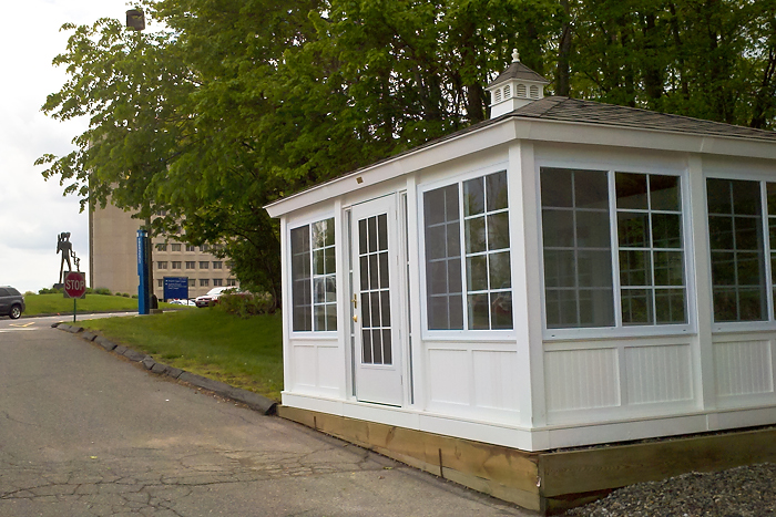 A prefabricated building now in Lot L will be used by the valet parking staff starting May 21. (Chris DeFrancesco/UConn Health Center Photo)