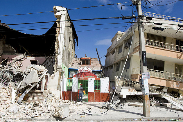 A man exits a restaurant after he looked for his belongings. An earthquake rocked Port au Prince on January 12, 2010. (Photo Marco Dormino / The United Nations / Wikimedia Commons)