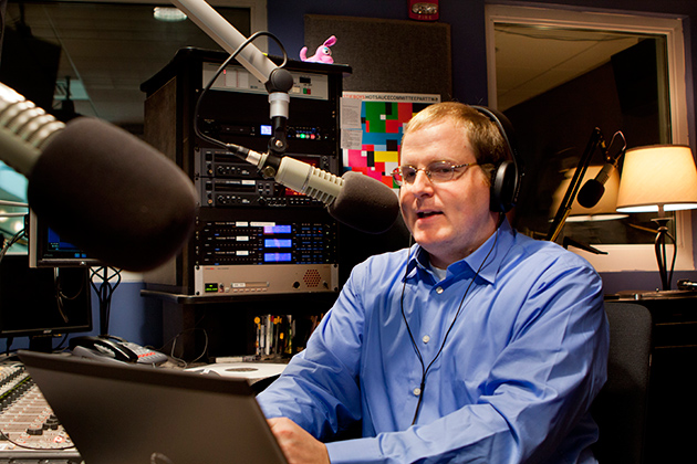 Professor Jeffrey McCutcheon in the studio. (Chris LaRosa/UConn Photo