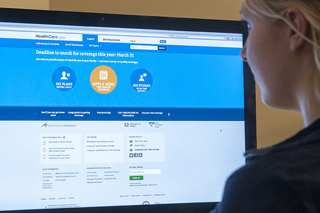 Signing up for Affordable Health Care. (Sean Flynn/UConn Photo)