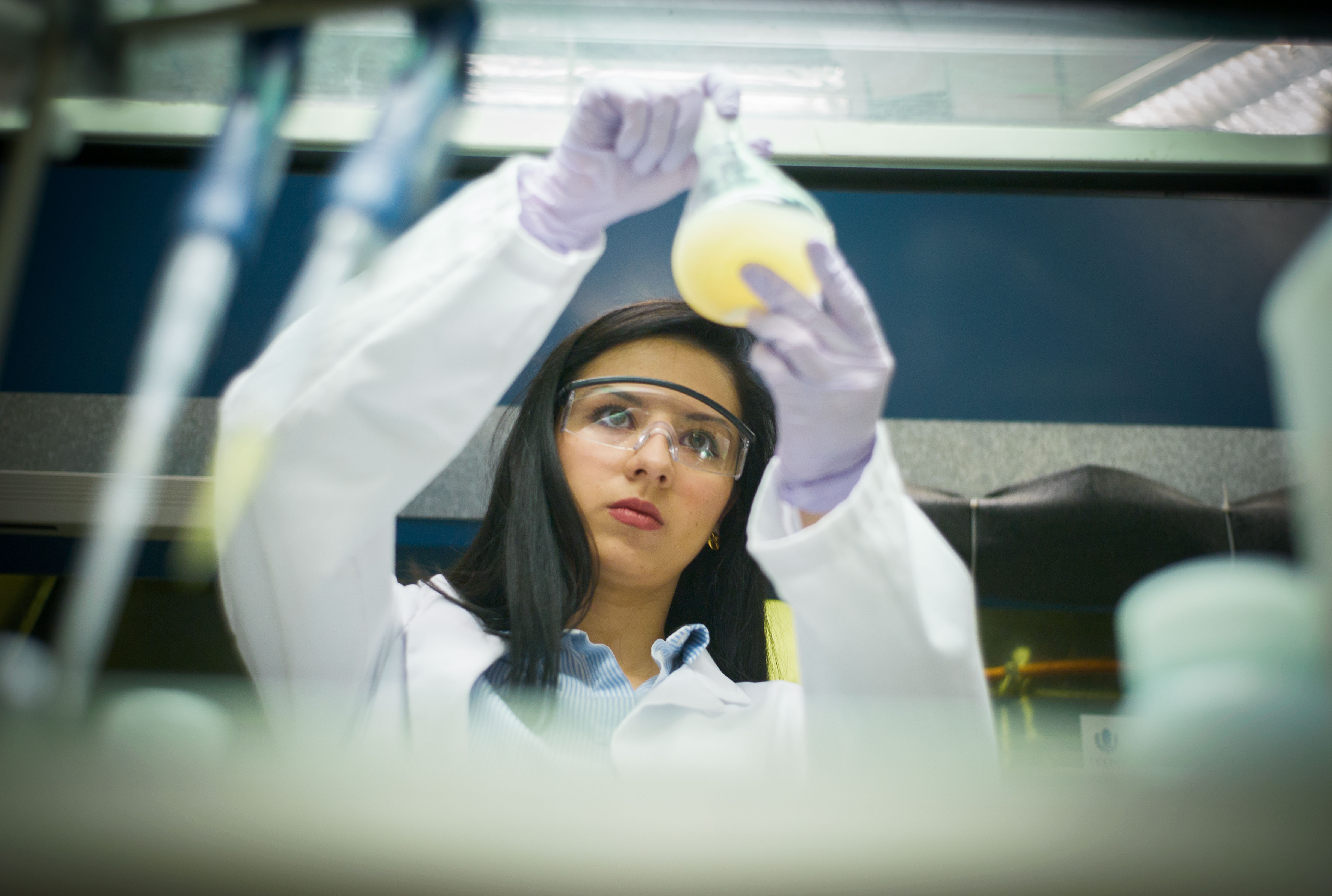 Ornella Tempo '16 (ENG) in the lab at the Institute for Materials Science on April 25, 2016. (Peter Morenus/UConn Photo)