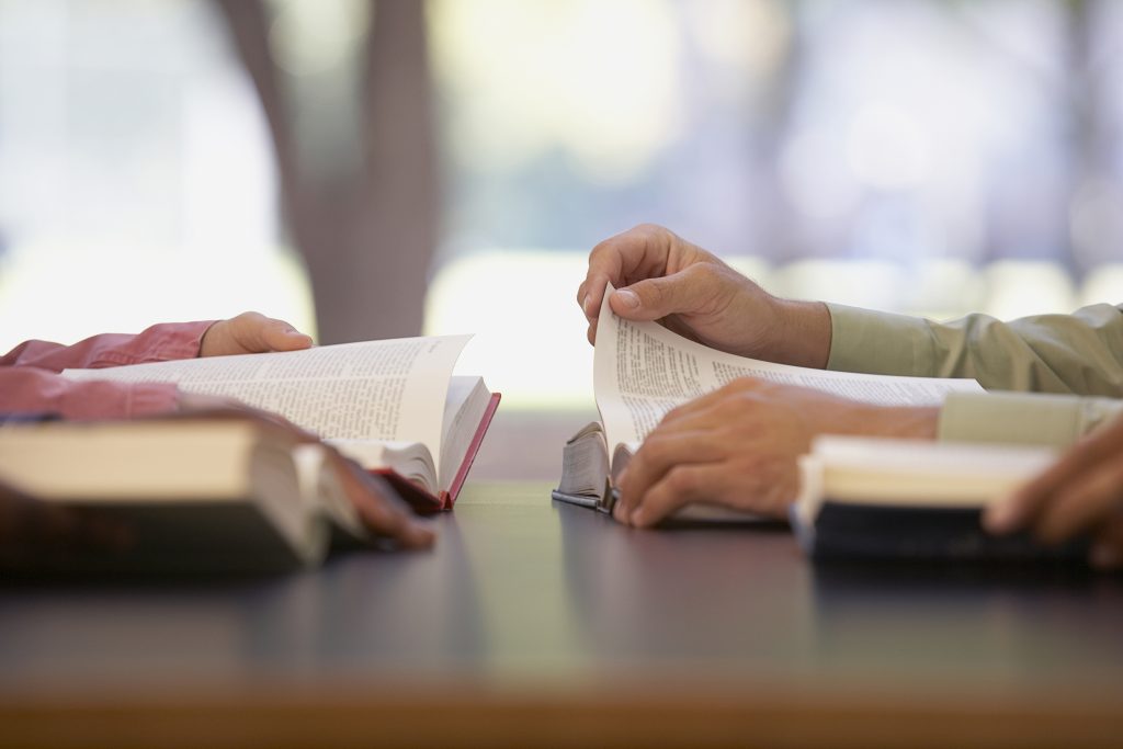 A group of people reading. (FangXiaNuo/Getty Images)