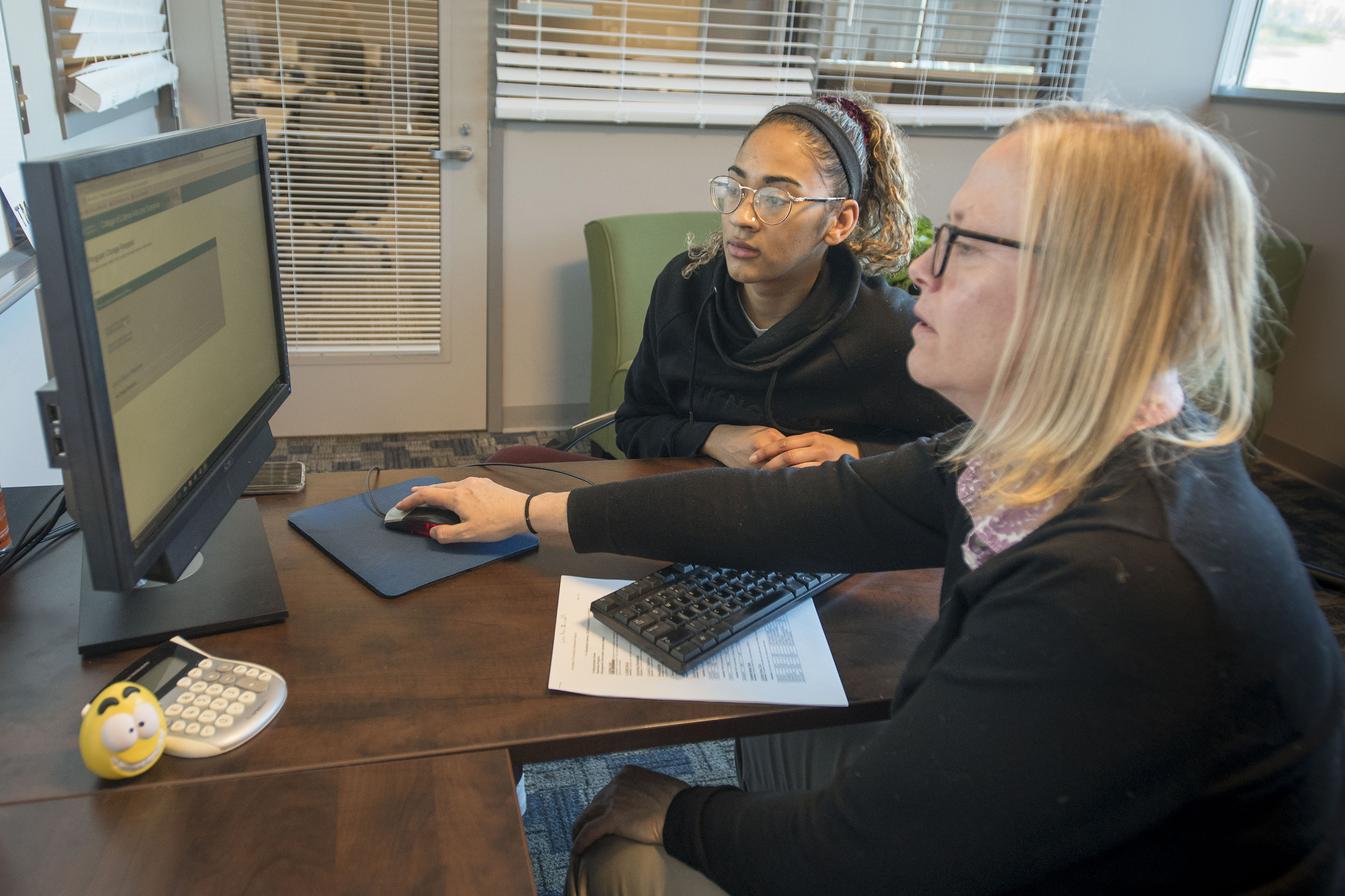 Student-athlete Tosin Adeniyi ’18 (BUS), Women’s Volleyball, talks with her advisor, Ingrid Hohmann. (Sean Flynn/UConn Photo)