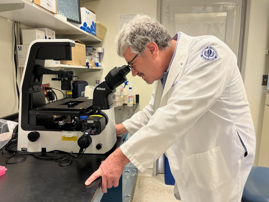 UConn Neuroscientist Dr. Eric S. Levine in his lab at UConn School of Medicine (Photo by Lauren Woods).